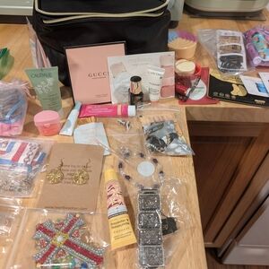 Sassy+Chic Large Zip Black Make-up Bag Stuffed With Cosmetic Items Jewelry More